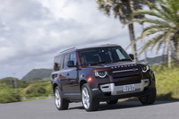 2022年6月に導入がアナウンスされたロングボディーの「ディフェンダー130」。「110」のリアオーバーハングを330mm伸長し、2-3-3のシートレイアウトにより8人乗車を実現している。今回は「130」専用色の「セドナレッド」をまとったモデルに試乗した。