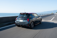 プリミティブなホットハッチのようだが、先進運転支援装備は充実。ストップ&ゴー機能付きのアダプティブクルーズコントロールやステアリング&レーンコントロールアシストなどはすべて標準で装備する。