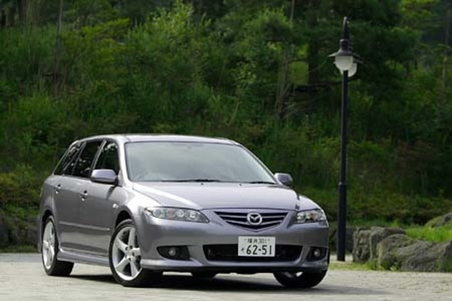 【スペック】アテンザ スポーツワゴン 23S:全長×全幅×全高=4690×1780×1440mm/ホイールベース=2675mm/車重=1420kg/駆動方式=FF/2.3リッター直4DOHC(178ps/6500rpm、21.9kgm/4000rpm)/車両本体価格=230.0万円(テスト車=289.3万円/セットオプション(59.3万円):BOSEサウンドシステム(サブウーファー付7スピーカー)、マツダテレマッティックス対応ナビゲーションシステム(DVDタイプ)、インダッシュ6連奏CDチェンジャーキット、撥水フロントガラス、チルトアップ機構付電動ガラスサンルーフ、DSC(ダイナミック・スタビリティ・コントロールシステム)&電子制御ブレーキアシスト、SRSカーテン&フロントサイドエアバックシステム)