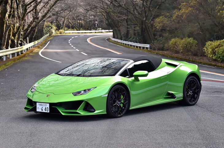 【ランボルギーニ・ウラカンEVOスパイダーのスペック】
	ボディーサイズ:全長×全幅×全高=4520×1933×1180mm/ホイールベース:2620mm/車重:1542kg(乾燥重量)/駆動方式:4WD/エンジン:5.2リッターV10 DOHC 40バルブ/トランスミッション:7段AT/最高出力:640PS(470kW)/8000rpm/最大トルク:600N・m(61.2kgf・m)/6750rpm/タイヤ:(前)245/30ZR20 90Y/(後)305/30ZR20 103Y(ピレリPゼロ)/燃費:14.2リッター/100km(約7.0km/リッター 欧州複合モード)/価格:3611万0362円
	【取材時の燃費データ】
	テスト距離: 158.4km(市街地1:高速道路8:山岳路1)/使用燃料:31.2リッター(ハイオクガソリン)/参考燃費:5.1km/リッター(満タン法)/6.0km/リッター(車載燃費計計測値)