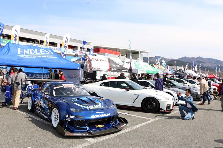 所狭しとテントが並んだAパドックには、有名パーツメーカーやショップのブースもずらり。各社のスペシャリストたちが常駐していることもあり、新たな情報を仕入れようと来場者が積極的にコミュニケーションを取る様子も見受けられた。