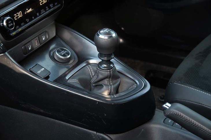 トランスミッションは6段のMT。パーキングブレーキレバーの横に「iMT」と書かれたボタンが備わっているので、発進時のアシストやシフトダウン時の回転合わせをしてくれるタイプのようだ。