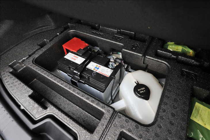 荷室の床下に搭載されるウオータータンク(写真右)。「RZ“ハイパフォーマンス”」のインタークーラーには、水を吹き付けて吸気温度を下げる冷却スプレー機能が装備されている。