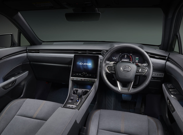 インストゥルメントパネルは水平基調のすっきりとしたデザイン。ヘッドアップディスプレイとステアリングスイッチによって前方から視線を移動せずに各種セッティングが可能なタッチトレーサーオペレーションを採用している。