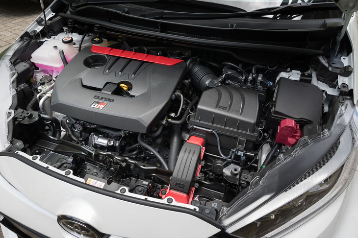 写真前方の赤いコールドエアインテークとサブラジエーターが「クーリングパッケージ」としてオプション設定されている。