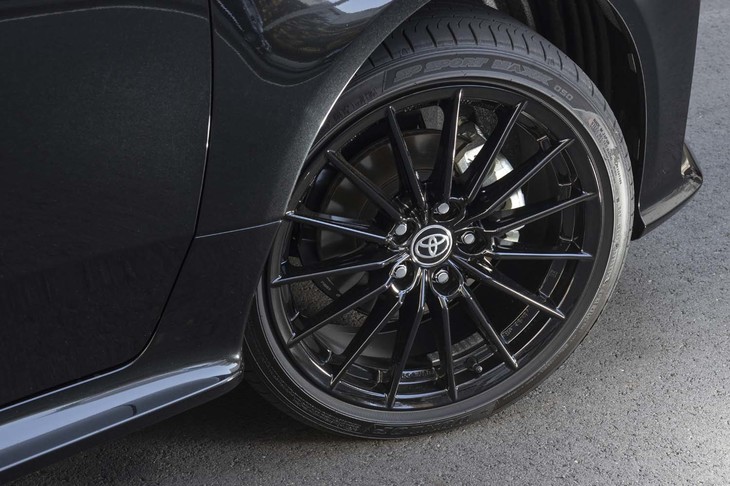 「GRヤリスRS」のエンケイ製18インチ鍛造アルミホイール。試乗車には、ダンロップの「SP SPORT MAXX 050」タイヤが組み合わされていた。