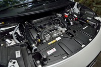 1.6リッター直4ターボエンジンは165psと240Nmを生み出す。JC08モード燃費は14.5km/リッター。