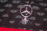 「オブシディアンブラック(メタリック)」のボンネットにはグラファイトグレーのマイバッハパターンが入り、その中央にはクロームフィンが備わる。