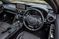 「TOM’SレクサスIS300」のインテリア。基本的にはノーマルで、今回の試乗車はステアリングホイールやシフトセレクター、シートにパーフォレーテッドレザーを組み合わせるブラックの本革内装が選択されていた。