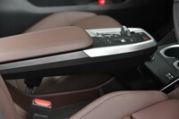 フローティング構造のセンターコンソールを採用。アームレストの下には浅い収納スペースが隠れている。