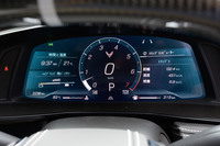 メーターナセルに備わる12インチのフルカラー液晶ディスプレイ。他のモデルとは異なり、駆動用バッテリーの残量ゲージも表示される。