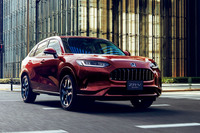 2022年11月に登場したホンダの新型SUV「ZR-V」は、CセグメントとDセグメントの中間あたりに位置するサイズ感と、滑らかな面で構成されるエクステリアデザインが特徴とされる。特にフロントまわりのデザインは個性が強く、好き嫌いが分かれているようだ。