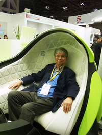 「フレスビーII」と筆者。