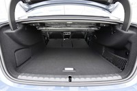 荷室の容量を最大化した状態。3分割式の後席を倒すことで、長尺物も積めるようになる。