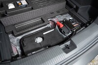 荷室の床下には補器用の12VバッテリーとBOSEプレミアムサウンドシステム(オプション)のウーファーが収められている。