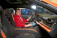 「ランボルギーニ・ウルス」のSUVとしては低い着座位置は、相変わらず好印象。内装の材質についても向上が図られた。