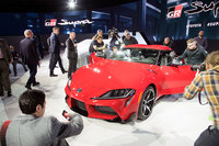 北米国際自動車ショー2019にて、新型「スープラ」の実車に報道陣がつめかける様子。
