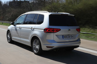 「DCC」(アダプティブ・シャシー・コントロール)とは、可変ダンパーの減衰力や電動パワーステアリングの特性を切り替えられるモードセレクト機能のこと。「ノーマル」「コンフォート」「スポーツ」の3種類のモードが用意される。