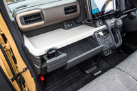 助手席側に備わるカップホルダーとボックスティッシュのスペースは引き出し式。先代モデルではその上部にスーツケースのガワのようなふたつき収納があったが、「物が置きにくい」という声に応えてオープントレイに変わった。