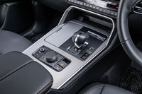 パワーユニットにかかわらず、「CX-80」では単板クラッチ式のトルコンレス8段ATを搭載。シフトセレクターは「エレキシフト」と呼ばれるマツダ独自のもので、上部右側がパーキング位置に設定された、一般的なATに近いシフトパターンが採用される。