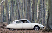 「シトロエンDS19」。宇宙船にもたとえられた姿は永遠のアバンギャルドといえる。2015年の世界を想定した映画『バック・トゥ・ザ・フューチャーPART2』(1989年)では空飛ぶタクシーのベースとなっていた。