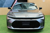 「クラウン セダン」のフロントマスク。薄型のヘッドランプと台形の大きなフロントグリルは、「クラウン クロスオーバー/スポーツ」などと共通するモチーフだ。