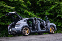 「カイエン ターボGT」のボディーサイズは全長×全幅×全高=4939×1989×1653mm、ホイールベースは2895mm。カイエンを名乗るが、ボディーは「カイエン クーペ」がベースとなる。