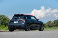 先代モデルよりもわずかに拡大したとはいえ、全長3880mm、全幅1745mmは日本ではうれしいサイズだ。