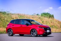 「日産ノート」ベースの上級モデルとして2021年6月15日に発表された「ノート オーラ」。発売は同年秋となるが、今回はテストコースでプロトタイプに試乗した。