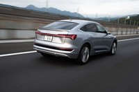 駆動用バッテリーの容量は95kWh。ホイールベース間の床下に収められている。