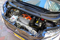 ボンネット下にはエンジンではなく最高出力64PSのモーターがおさまる。この出力値は軽規格の上限ながら、195N・mという最大トルクは、自然吸気の軽の3倍、ターボ車比でも約2倍にあたる。