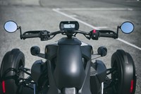 第4回:普通のバイクとは“一味違う”走りを満喫三輪モーターサイクルやインポートスクーターを試すの画像