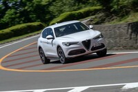 アルファ・ロメオの名に恥じないリニアなステアリングレスポンスを誇る。ヨーが発生した後のコントロール性も高い。