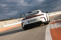 992型で初めて採用したフロントのダブルウイッシュボーンサスはトレーリングアームがティアドロップ形状に変わっている。