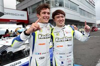 GT500クラス初勝利を喜ぶ、サッシャ・フェネストラズ(写真左)と宮田莉朋(同右)のコンビ。