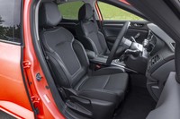 フロントシートにはヒーターを標準装備。座面と背もたれは厚みがたっぷりで、ルノーのこだわりが感じられるポイントだ。