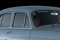 ウィンドウの曇りを抑えるために取り入れられた三角窓。開ける角度によって簡単に外気の導入量を調節できることから重宝されたが、カーエアコンの普及に伴い廃れていった。