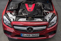 「メルセデスAMG C43 4MATICセダン」のエンジンルーム。3リッターV6ツインターボエンジンの最高出力は先代の367psから390psに引き上げられている。