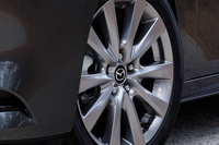 セダンのタイヤサイズは、北米仕様では205/60R16が標準で、215/45R18サイズはオプション扱いとなっている。テスト車にはオールシーズンタイヤの「トーヨー・プロクセスA40」が装着されていた。