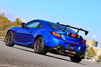 試乗車の「スバルBRZ」には「フレキシブルドロースティフナー」のほかにも、空力パーツやアルミホイールなど、STIの用品がフル装備されていた。