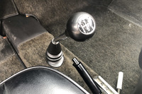 「328」と同じく1速が左手前に位置するレーシングパターンが採用された「911E」のシフトレバー。車両を交換した際、1速に入れたつもりが3速発進し、いきなりエンストしてしまった。