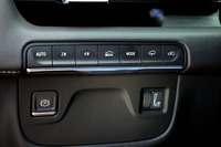 操作インターフェイスのレイアウトも従来モデルから刷新。走行モードの切り替え機構やエアサスペンションの車高調整機能、セレクタブル4WDなどの操作スイッチは、ダッシュボード左下部にまとめられた。