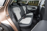 全長4.4m足らずのボディーサイズながら後席が窮屈ではないのも「イヴォーク」の長所。シートサイズもゆったりとしている。