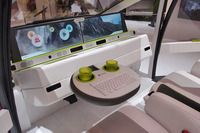 「リンスピード・オアシス」の室内。大型の液晶モニターがパッセンジャーを迎える。