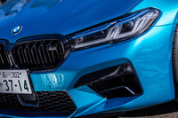 約70km/hを超えるハイビーム走行時に、LEDライトの2倍に相当する最大600m先まで照らす「BMWレーザーライト」を標準装備。ハイグロスブラック仕上げのキドニーグリルも専用のアイテムだ。