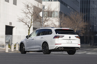 リアアクスルには左右の後輪間でトルクを0~100%の範囲で可変配分できる「Rパフォーマンストルクベクタリング」を搭載。鋭いコーナリングを目的としたシステムだ。