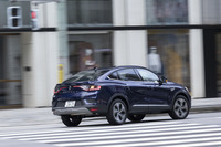 多くの場合、発進時に使用されるのはモーターのみ。低回転域でのトルクの太さを生かし、力強く滑らかに加速する。交通の流れに合わせてゆっくりアクセルを踏んでいけば、40km/hまではEV走行が行われる。