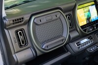 インテリアでは、視覚的な部分におけるベース車からの変更は控えめ。インパネカラーガーニッシュやドアトリムカラーガーニッシュがマットカーキでコーディネートされる程度だ。