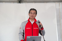 開会のあいさつに立ったNISMOの片桐隆夫社長。「お客さま向けのアカデミーでも、まずはサーキット走行のリスクを説明するところから始めています。皆さん、安全に楽しんでください」と語った。