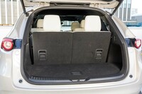 3列目シート使用時の荷室。50:50分割式の背もたれは、荷室側からも折り畳める。